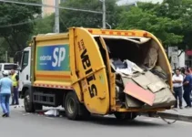 Caminhão de lixo bate contra muro no Centro de SP