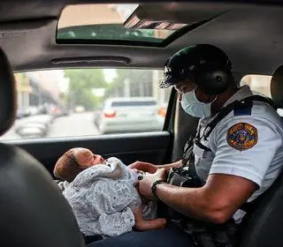 Policiais ajudam mulher a dar à luz